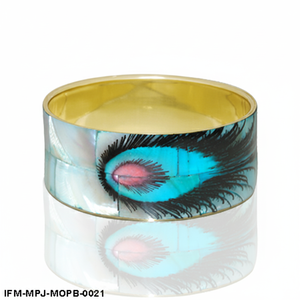 Brazalete Artesanal de Nácar y Latón con Incrustaciones Iridiscentes de Ojo de Pavo Real, Joyería Boho Chic - Product Image 4