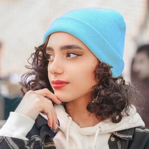 Gorro de invierno de punto Premium, gorro suave y cálido para hombres y mujeres, diseño de lana elegante, ideal para viajes al aire libre y comodidad - Product Image 3