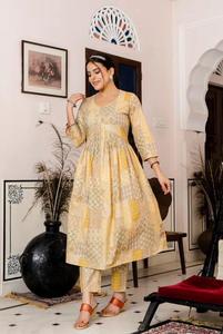 Hermoso conjunto Kurta largo estampado de algodón con Dupatta de seda pintada a mano Traje de 3 piezas de alta calidad para mujeres y niñas - Product Image 3