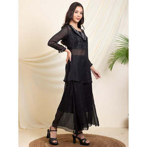 Conjunto coordinado Deebaco para mujer en georgette negro con lurex, elegante kurti con cuello cuadrado y cuentas, y pantalones sharara hasta el tobillo. - Product Image 6
