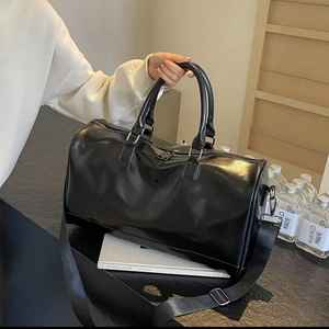 Sac de sport élégant de grande capacité pour hommes Sac à bandoulière en cuir durable en nylon et polyester Voyage Sports Utilisation en extérieur - Product Image 1