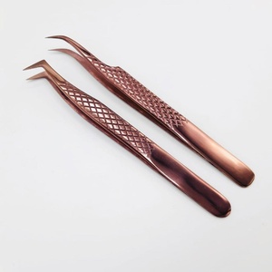 Pince à cils en acier inoxydable durable et or rose avec logo personnalisé Testé à la main Pince à cils de haute qualité - Product Image 1