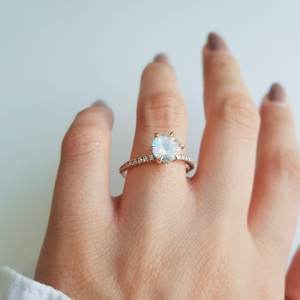 แหวนทองคำแท้ 14K ประดับด้วยมูนสโตนสีรุ้งธรรมชาติและเพชร ดีไซน์หรูหราสำหรับทุกเพศ เหมาะสำหรับเป็นของขวัญวันเกิดเดือนมิถุนายน หรือวันครบรอบแต่งงาน - Product Image 2