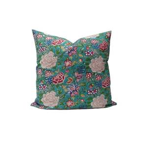 Taie d'oreiller en coton écologique à motif de plantes florales modernes et de cœurs - Product Image 1