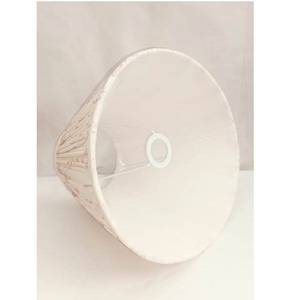 Abat-jour cylindriques en tissu de lin faits à la main, design moderne et luxueux, construction robuste pour une décoration hôtelière écologique - Product Image 1