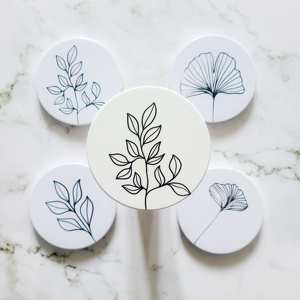 Ensemble de dessous-de-verre ronds blancs faits à la main avec motif floral noir, en céramique, pour la protection de la table de cuisine et des occasions spéciales - Product Image 2