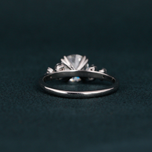 แหวนเพชรทรงดอกไม้ประดับเพชรแล็บโกรว์ทรงกลม 1.8-2.15 กะรัต ชุบทองคำแท้ 14K สำหรับผู้หญิง พร้อมใบรับรอง IGI - Product Image 4