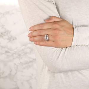 Anillo de compromiso de tres piedras de diamante de corte esmeralda para mujer - Product Image 2