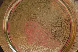 Bandeja de servicio de latón artesanal con diseño de mandala en relieve y bordes reforzados para mayor durabilidad disponible al mejor precio - Product Image 6