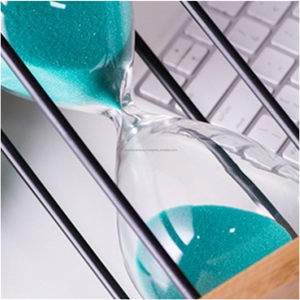 Sablier en bois de grande taille de 30 minutes, design moderne fait à la main, cadre en verre et métal, finition noire vintage, durable, couleur de sable personnalisable - Product Image 4