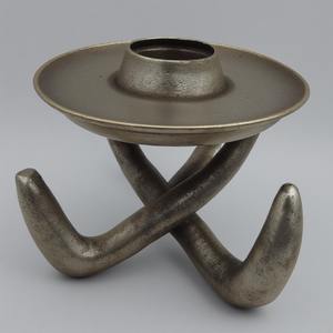 Bougeoir artisanal en corne coulée en aluminium avec finition patinée antique Détail artisanal conçu pour les intérieurs décoratifs - Product Image 2