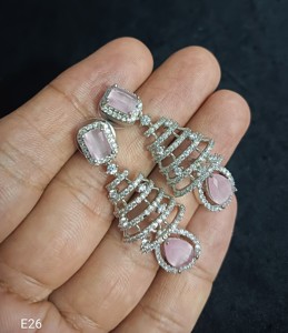 Pendiente indio de diseño exclusivo ligero con diamante americano para mujer, para fiesta, fiesta de moda para mujer - Product Image 1