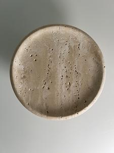 Elegante Soporte para Tartas de Piedra Travertino Natural para Servir con Estilo y Decoración Moderna, Centro de Mesa Duradero para Exhibición en el Hogar - Product Image 6