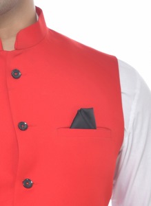Gilet rouge de qualité supérieure pour hommes, idéal pour les uniformes de bureau, les fonctions de mariage, les tenues professionnelles et les soirées, disponible à la vente - Product Image 4