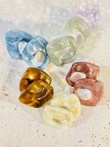 Vente en gros personnalisée de la meilleure qualité, fabriquée à la main et polie, belle bague en résine colorée pour femmes de l'Inde - Product Image 3