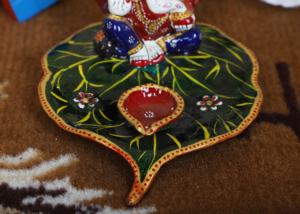 Statue de Ganesha en métal artisanal Nirmala avec Diya et feuilles colorées, décoration de temple multicolore du Rajasthan - Product Image 4