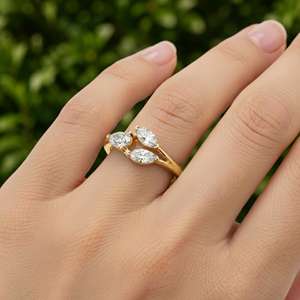 Bague de fiançailles moderne en or jaune 14 carats avec trois diamants taille marquise, bijoux fins pour femmes - Product Image 1
