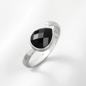 Recién llegado, Plata de Ley 925, pera facetada, ónix negro, piedra preciosa, eternidad, Vermeil, banda martillada, anillo, joyería, venta al por mayor - Product Image 1