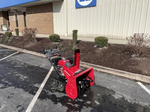 Souffleuse à neige à deux étages avec démarrage électrique, disponible pour les activités de plein air, en vente - Product Image 1