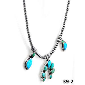 Collier artisanal en perles de la Vallée d'Émeraude du Sud-Ouest avec turquoise eau blanche et motif floral en argent sterling, idéal pour un cadeau - Product Image 3