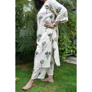 Elegante Conjunto de Kurta de Algodón Georgette con Estampado Floral Bagiya Verde Marfil, Pantalones y Saree Anarkali Pakistaní para Mujer, Estilo Étnico Casual - Product Image 1