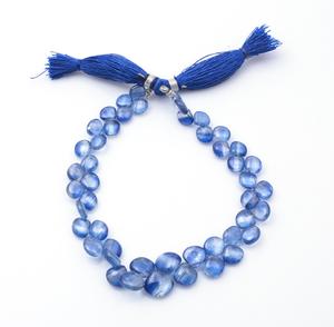 Collier léger en péridot avec pierres naturelles dans un design délicat en forme de goutte d'eau pour femmes - Product Image 4