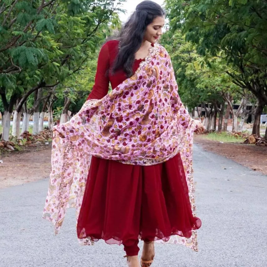 Getting you all such beautiful and pretty vibe dresses with dupatta to add the elegance to your look where ever you walk