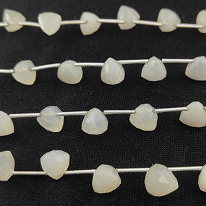 Cuentas de Piedra Lunar Blanca de 7-8 mm, Forma Trillón, Corte Facetado, Hilo de Cuentas de Piedra Lunar para la Fabricación de Joyas, 13-14 Cuentas en un Hilo de 8 Pulgadas - Product Image 1