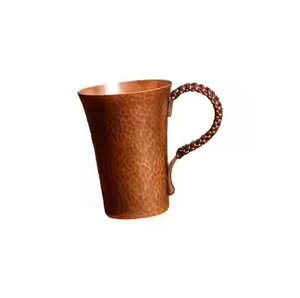 Chope à bière moderne en cuivre au design naturel avec poignée en laiton Tasses au design moderne par Crescent Crafts - Product Image 1