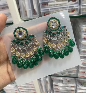 INDIO ÚLTIMO TRADICIONAL KUNDAN CHAPADO EN ORO ALTO CON DISEÑADOR DE PERLAS HERMOSO JUEGO DE PENDIENTES KUNDAN FANCY PARA MUJERES Y NIÑAS - Product Image 2