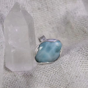 Anillo de Plata de Ley 925 con Piedras Preciosas MG-NU014 de Mehrajudin Gems, Estilo Vintage Hecho a Mano con Piedra Larimar Azul Natural - Product Image 2