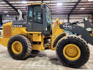 La chargeuse sur pneus JD 544K est livrée avec un seau PSM de 4.5 verges prêt à fonctionner - Product Image 5