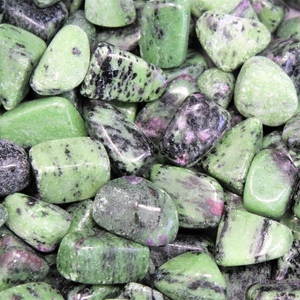 Pierre roulée en Zoisite Rubis en gros, cristal de guérison naturel, pierre précieuse polie, sculpture d'amour, bijoux de méditation Reiki, vert - Product Image 4