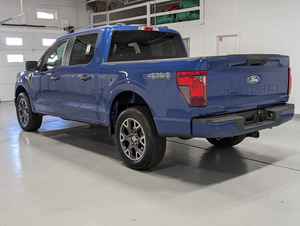 Ford F-150 STX 4WD Crew Cab Pickup propre, modèle 2024, moteur V6 EcoBoost de 2,7 L, produisant 325 chevaux et 400 lb-pi de couple - Product Image 3