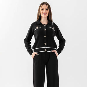 Ensemble de tricot indispensable pour le quotidien et le bureau, comprenant un pull à col polo de haute qualité avec détails boutonnés et un pantalon - Product Image 1