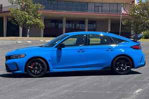 Civic Type R AWD 2024, Bajo Kilometraje, Caja de Cambios Automática, Volante a la Derecha, Color Oscuro, Cuero, R17, Aleación de Aluminio, Portaequipajes de Techo - Product Image 6