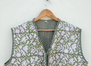 Gilet matelassé en coton Veste matelassée de style vintage, manteau à fleurs à col en V, cadeaux de vacances, veste en coton sans manches pour femmes - Product Image 3