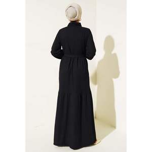 Robe noire modeste avec détail de bouton demi pierre - Product Image 4