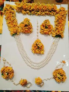 Conjunto de joyería floral nupcial rosa y amarillo indio étnico con accesorios Dulhaniya Mehendi conjunto de flores artificiales de diseño personalizado - Product Image 3