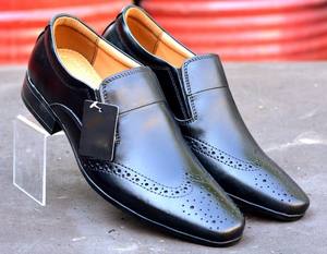 Descubre zapatos de moda de hombre de alta calidad en cuero genuino con mocasines elegantes para salidas casuales y ocasiones formales - Product Image 1