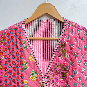 Chaleco Burfi de Patchwork Suave y Cómodo, Chaleco Unisex Bohemio Acolchado Hecho a Mano, Color Durazno, 100% Algodón, con Cordón Ajustable - Product Image 1