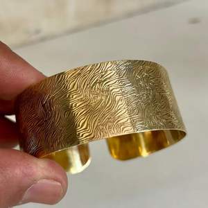 Brazalete de Latón Moderno, Anillo de Puño, Chapado en Oro, Accesorio de Boda Moderno, Adecuado para Mujeres, Mejora Festiva del Guardarropa - Product Image 4