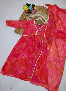 Hermoso Salwar Kameez con Corte Alia y Dupatta, Ropa Moderna para Fiestas, Confeccionado con Georgette - Product Image 6