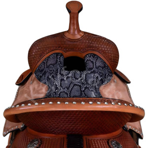 จำเป็นต้องใช้อานสำหรับแข่งแบบถังความเร็วด้วยเบาะหนังกลับพิมพ์ลายงูสีดำและเครื่องมือแกะสลักพร้อมอุปกรณ์เสริมสีเงิน - Product Image 3