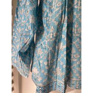 Blusa Casual de Mujer con Estampado de Bloques y Cuello Solapa, Diseño Cuadrado, Popelina Pintada a Mano, Azul Cielo - Talla XL para Otoño y Oficina - Product Image 5