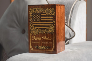 Caja de urna de cremación de madera grabada personalizada con nombre y fecha Diseño de bandera de EE. UU. Recuerdo conmemorativo personalizado para cenizas - Product Image 2