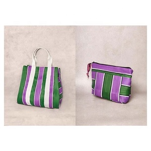 Bolso de mano de plástico reciclado personalizado a rayas, bolso de compras de cosméticos sostenible a la moda para neceser, Correa con cremallera - Product Image 1