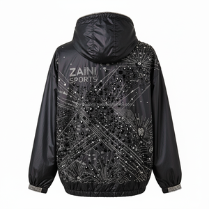 Chaqueta cortavientos de nailon ligera de lujo, chaqueta cortavientos con acabado reflectante y logotipo personalizado con tachuelas de cristal negro para hombre - Product Image 2