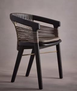 Silla minimalista artesanal con marco de teca sólida, asiento de cuerda tejida y respaldo curvo para espacios elegantes y discretos - Product Image 2