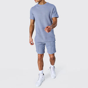 Ensemble de vêtements de sport de qualité supérieure pour hommes, chemise à motifs unis sérigraphiés et short à taille élastique pour adultes - Product Image 1